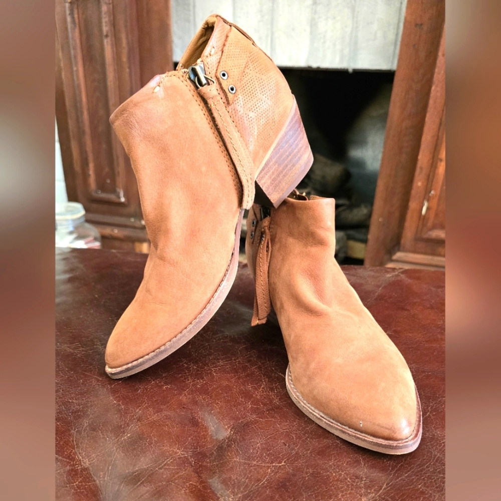 Dolce Vita EUC Sierra Leather Ankle Booties in Teak Nubuck Size 5